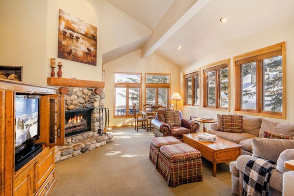 Living area - Beautiful 4 Bedroom condo on golf course in Sun Valley (Sun Valley)