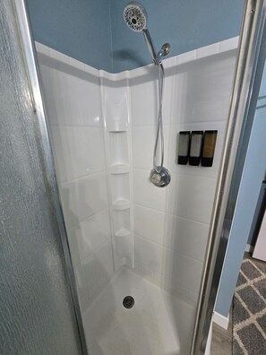 Dusche, Haartrockner, Handtücher, Seife