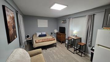 1 habitación, escritorio, wifi gratis y ropa de cama