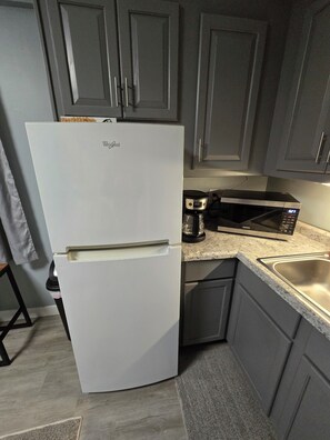 Refrigerador, microondas, cafetera y tetera y tostadora 