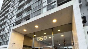 Ingresso di un edificio moderno con una porta in vetro con l'indicazione "850" e un cartello "LABOK".