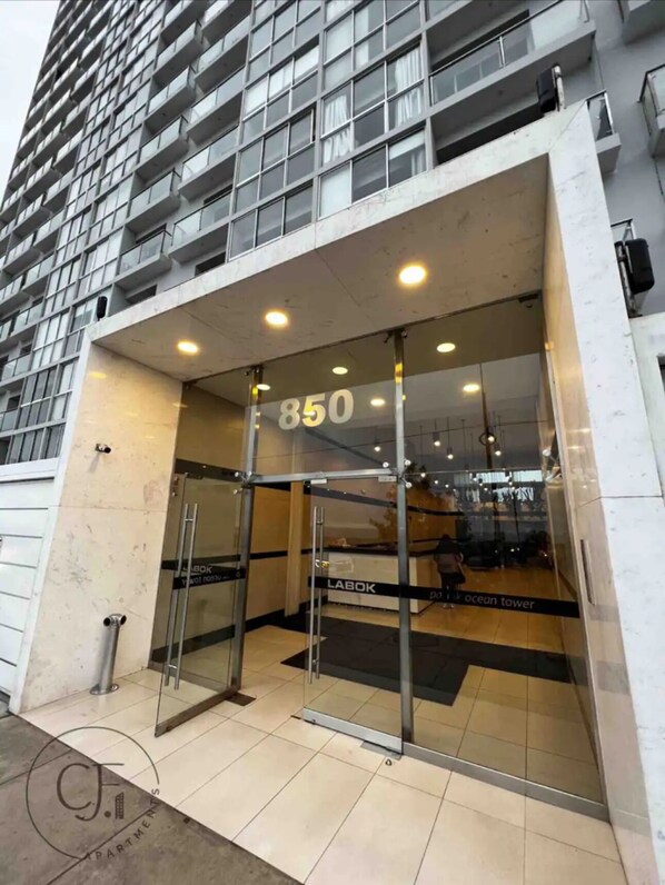 A modern building entrance with a glass door marked "850" and a sign "LABOK."