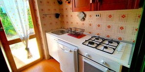 Fridge, oven, cookware/dishes/utensils, dining tables
