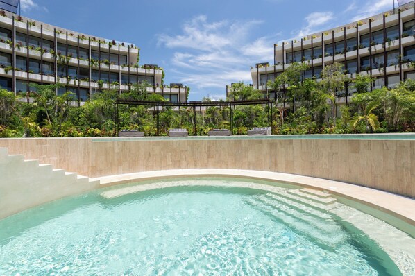 Una piscina al aire libre