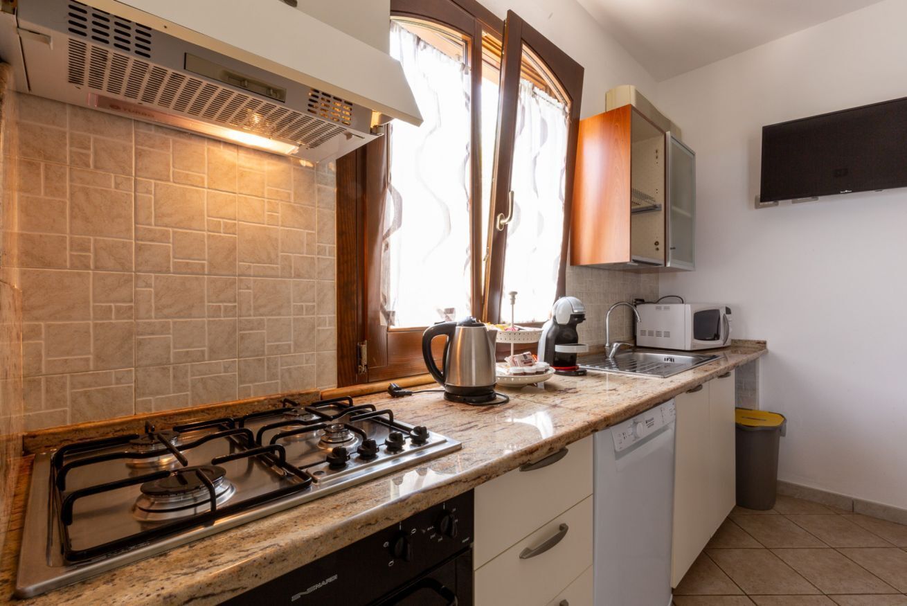 Een koelkast, een magnetron, een kookplaat, een vaatwasser