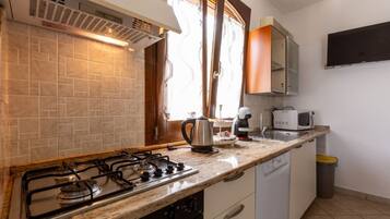 Geladeira, micro-ondas, cooktop, lava-louças