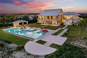 Pool - Okyanus: Spectacular oceanview villa w/ pool, Jacuzzi, full staff & golf cart (Punta Cana)