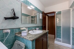 Ducha, secador de pelo, bidé y toallas
