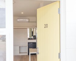 办公桌、笔记本电脑工作区、免费 WiFi