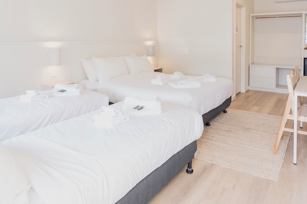 Escritorio, espacio para trabajar con laptop y wifi gratis