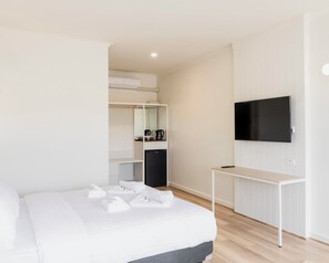 Desk, laptop workspace, free WiFi - Sunnyside Motel (Port Broughton)