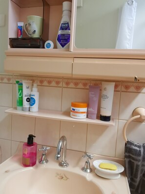 Hair dryer, towels, toilet paper - holiday unit walking to beach (Rosebud)