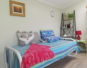 1 bedroom, bed sheets - holiday unit walking to beach (Rosebud)