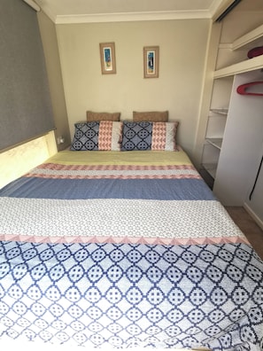 1 bedroom, bed sheets - holiday unit walking to beach (Rosebud)
