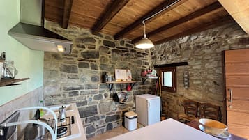 Fridge, oven, stovetop, coffee/tea maker