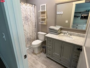 SĂšche-cheveux, serviettes fournies, savon, papier toilette