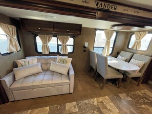 Smart TV - Cozy RV Retreat in Lake Havasu with AC, WiFi and Firepit (Lake Havasu City)