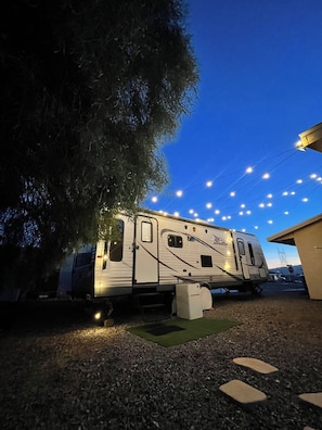 Property grounds - Cozy RV Retreat in Lake Havasu with AC, WiFi and Firepit (Lake Havasu City)