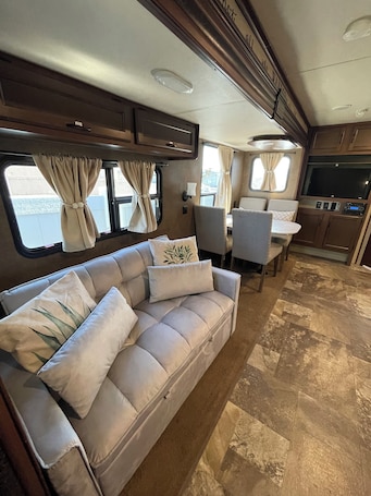 Smart TV. Cozy RV Retreat in Lake Havasu with AC, WiFi and Firepit