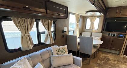 Cozy RV Retreat in Lake Havasu with AC, WiFi and Firepit