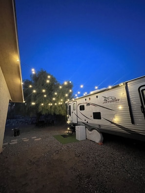 Exterior - Cozy RV Retreat in Lake Havasu with AC, WiFi and Firepit (Lake Havasu City)