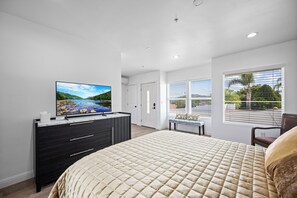 6 bedrooms, desk, iron/ironing board, free WiFi - GRANDVIEW PICKLEBALL OASIS. A private 6 bedroom pool home with panoramic views. (Riverside)