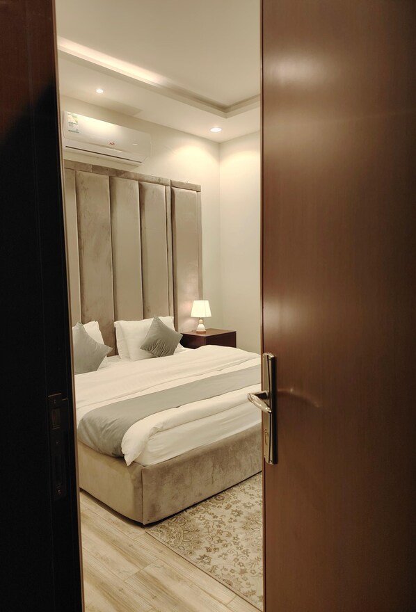 Comfort Room | Egyptian cotton sheets, premium bedding, down comforters, in-room safe