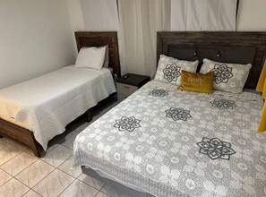 3 habitaciones, tabla de planchar con plancha, wifi y ropa de cama