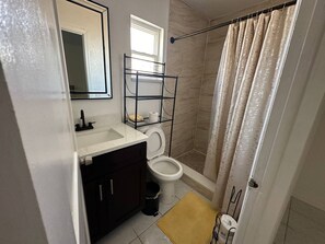 Shower, hair dryer, towels, soap - Fully Furnished Orlando Family Vacation 3Br/2bath (Orlando)