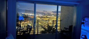 Downtown-Spacious 1bdrm, Desert Views, City Lights, Fitness Room, Pool & WiFi