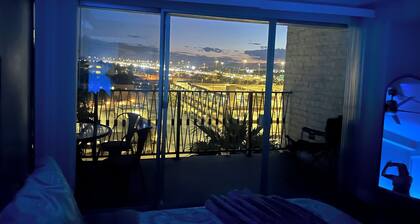 Downtown-Spacious 1bdrm, Desert Views, City Lights, Fitness Room, Pool & WiFi