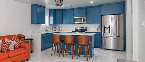 Refrigerador, microondas, horno y parrilla de estufa