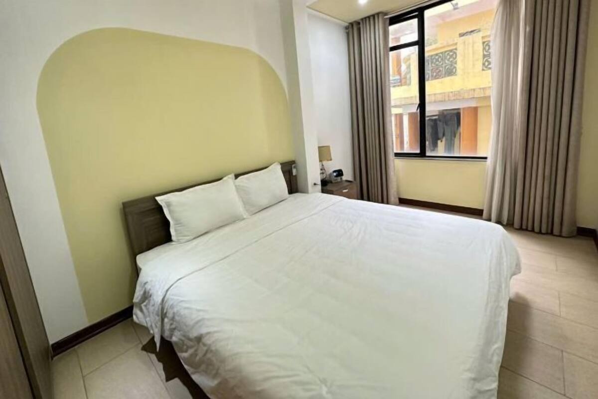 1 kamar tidur, minibar, meja kerja, dan ruang kerja ramah laptop