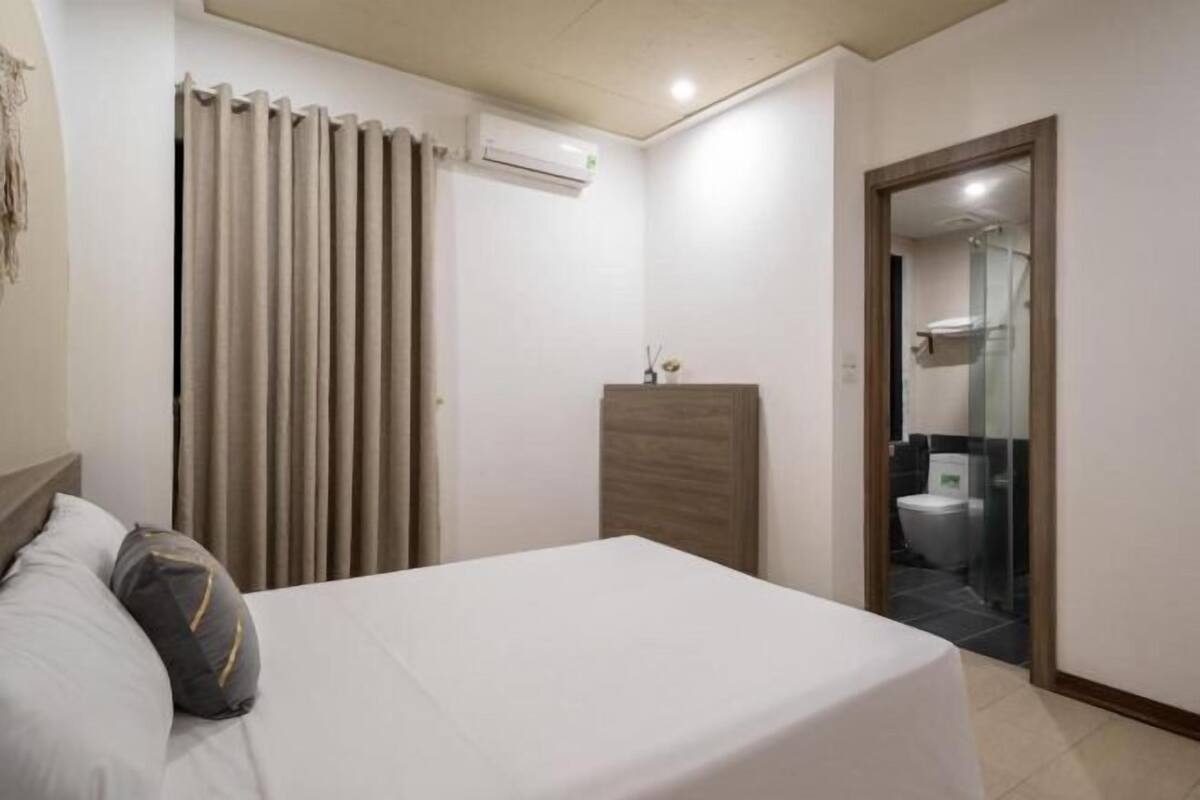 1 kamar tidur, minibar, meja kerja, dan ruang kerja ramah laptop