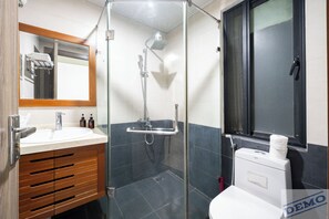 Executive-lejlighed - 1 soveværelse - byudsigt | Badeværelse | Bruser, brusehoved med hydromassage, gratis toiletartikler, hjemmesko