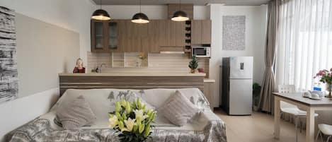 Apartemen Eksekutif, 1 kamar tidur, pemandangan kota | Area keluarga | Televisi layar datar 52-cm dengan saluran TV satelit