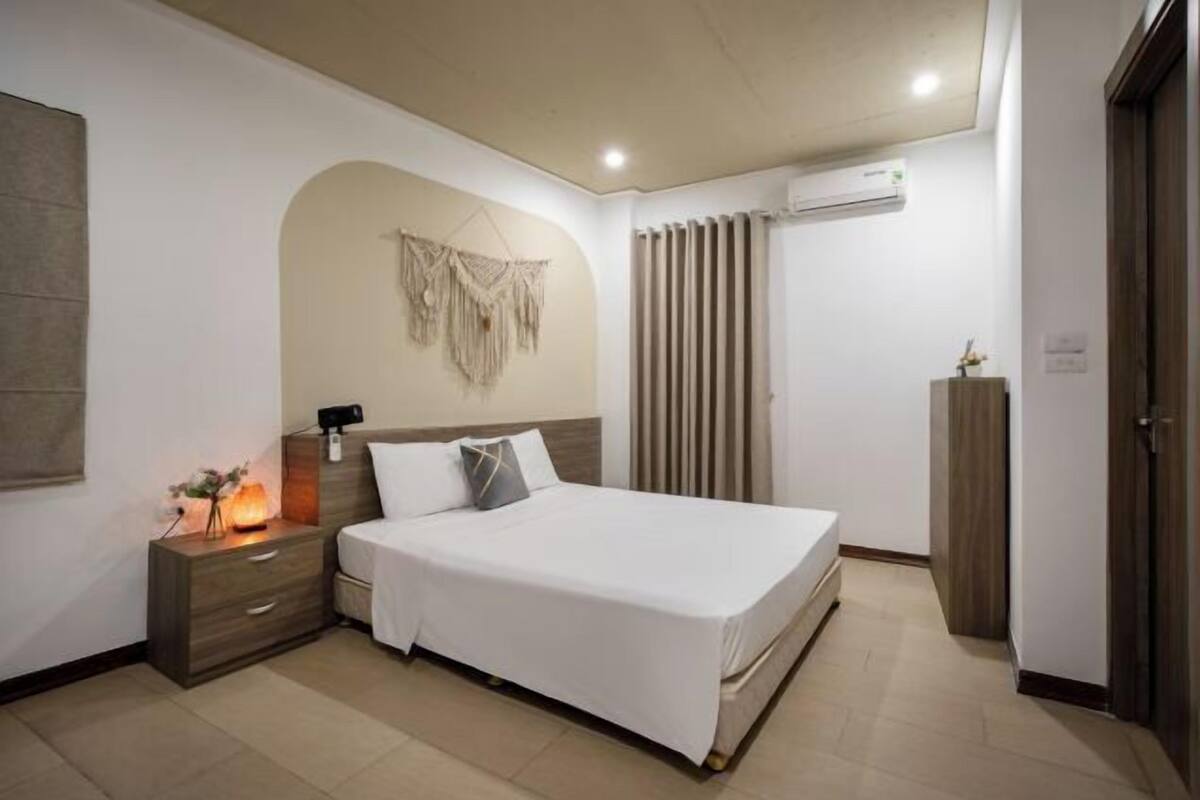 1 kamar tidur, minibar, meja kerja, dan ruang kerja ramah laptop