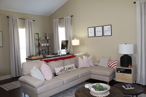 TV connectée, lecteur de DVD, livres, écrans d'ordinateur