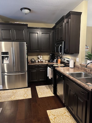 Fridge, microwave, oven, stovetop - Charming 3-BR Vacation Home Rental in Thomasville, Ga (Thomasville)