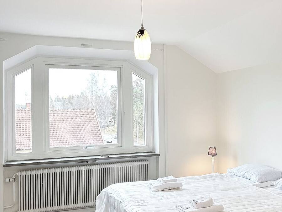 Familieleilighet | Sengetøy av topp kvalitet, skrivebord for bærbar PC og blendingsgardiner