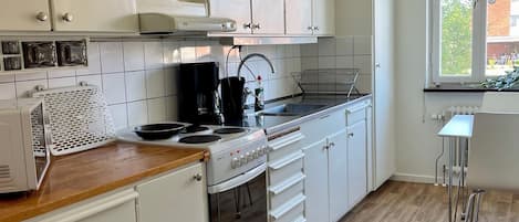Refrigerador con congelador, microondas, horno y parrilla de estufa