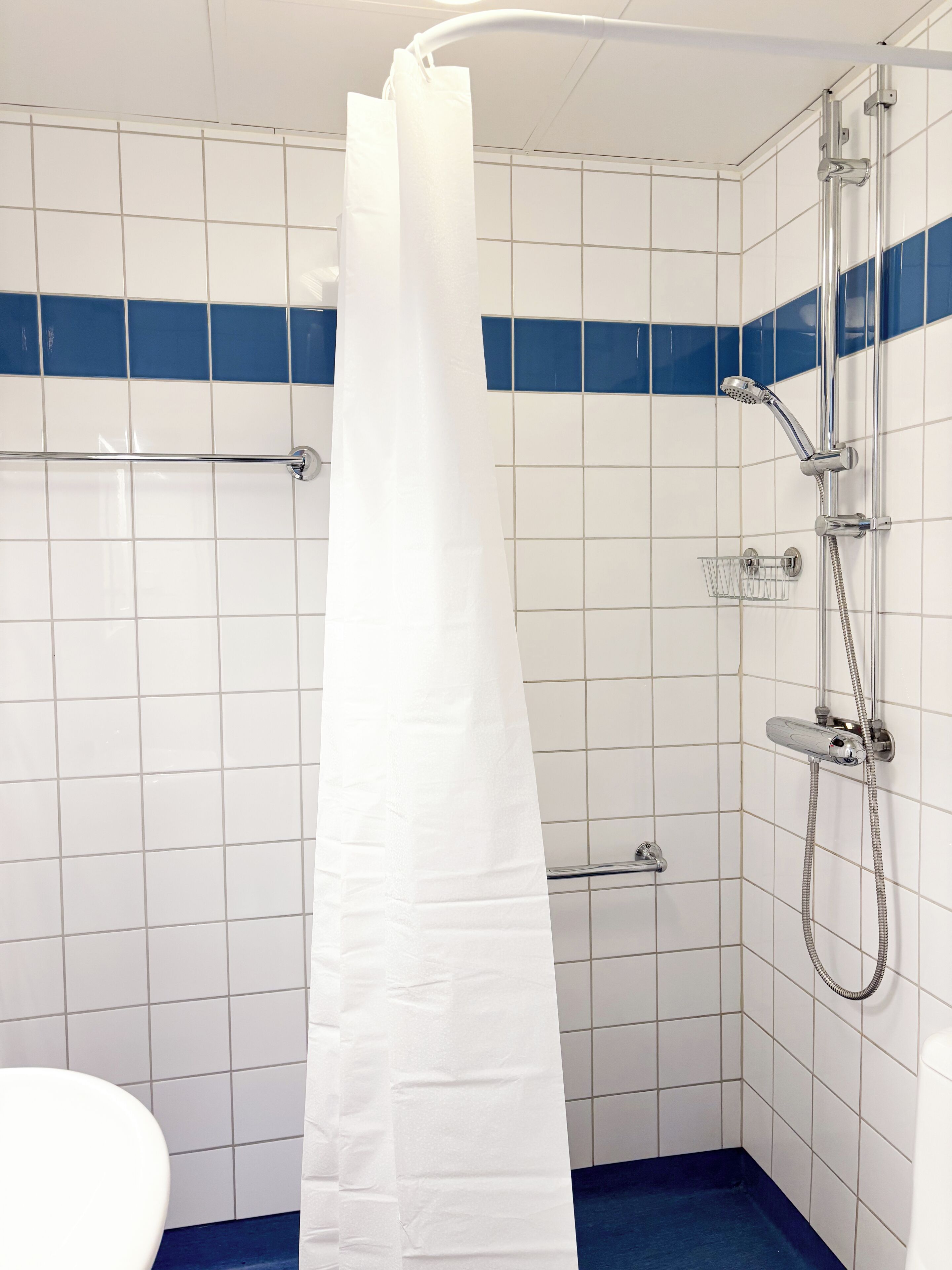 Deluxe Suite, City View | Bathroom | Towels, soap, toilet paper