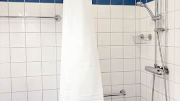 Deluxe-Suite, Stadtblick | Badezimmer | Handtücher, Seife, Toilettenpapier