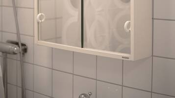 Une cabine de douche dotée d’une porte en verre et d’un système de ventilation situé au-dessus.