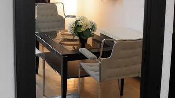 Family Apartment, Garden View | In-room dining