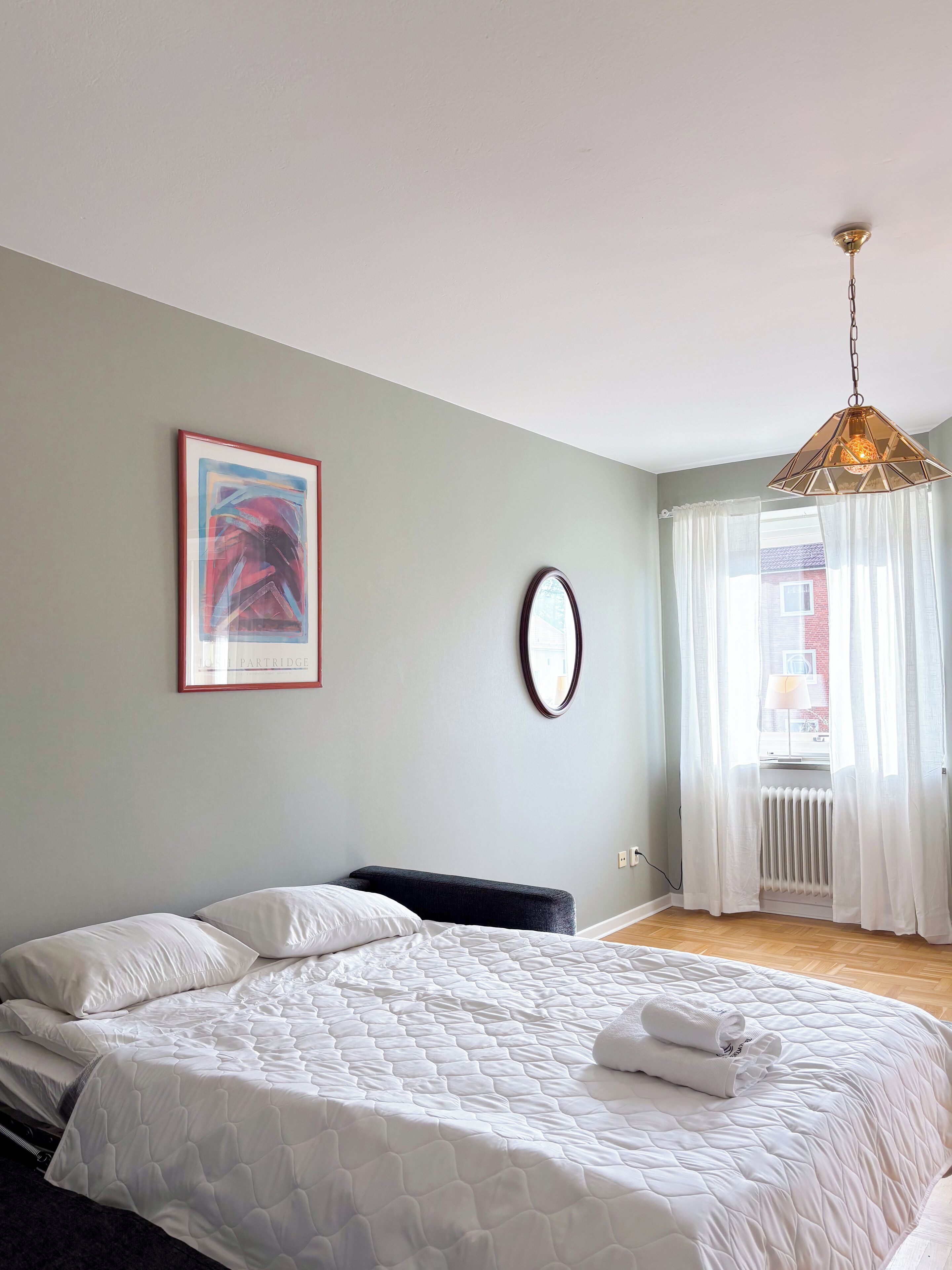 Deluxe Suite, City View | Living area