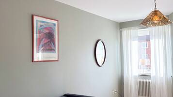 Deluxe Suite, City View | Living area