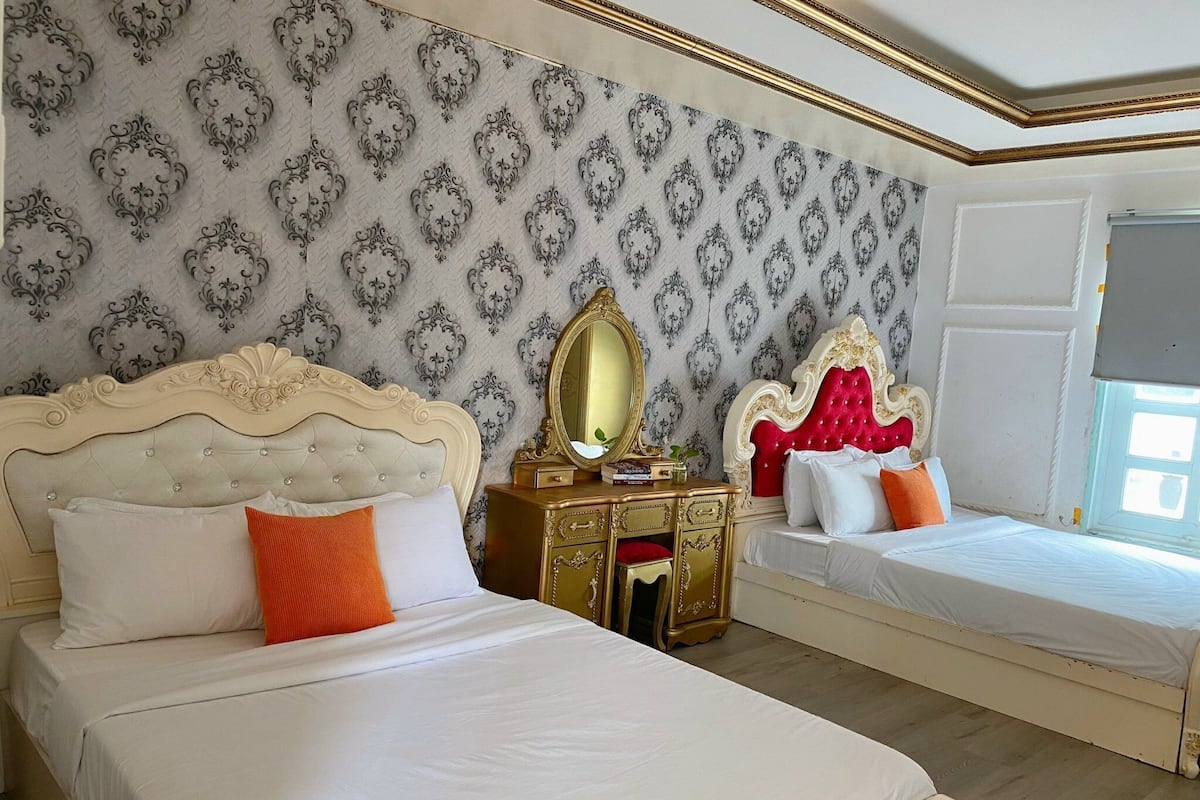 Deluxe Quadruple Room | Meja, ruang kerja komputer riba, kalis bunyi, Wi-fi percuma
