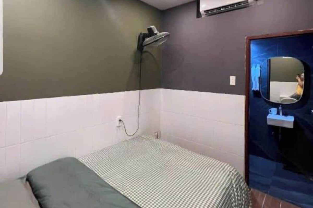 Basic Double Room | Meja, ruang kerja komputer riba, kalis bunyi, Wi-fi percuma