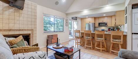 Een smart-tv, een computerscherm en een printer